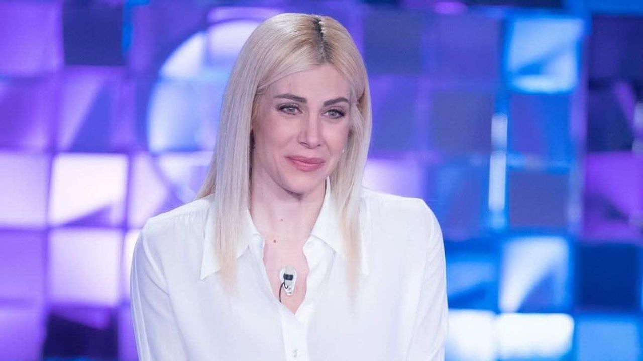 “Me l’hanno detto al telefono”. Paola Caruso in lacrime per la morte di sua madre