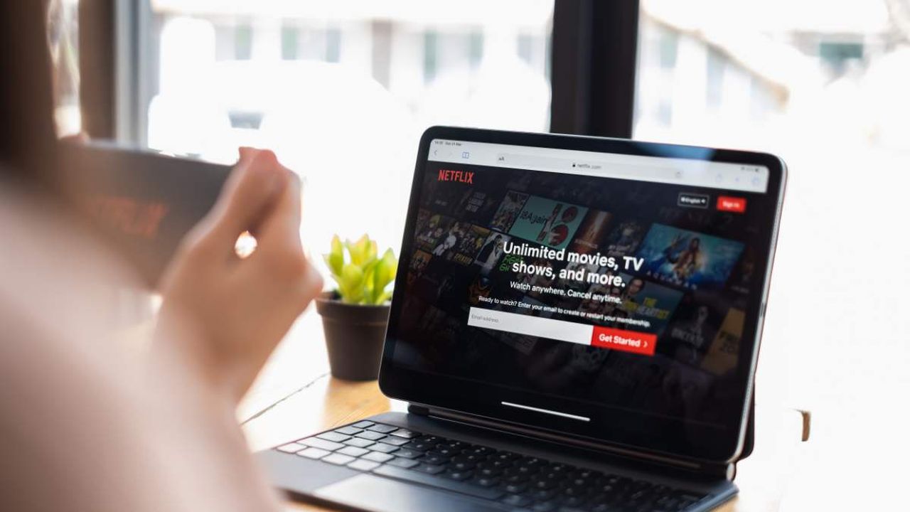 Netflix ci ripensa: a sorpresa in questi giorni un’altra stagione della serie più vista di tutti i tempi