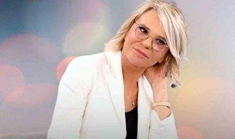 Mediaset, torna Maria De Filippi e cambia il palinsesto: cosa succede con Uomini e Donne e Amici nel daytime