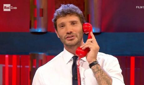 Affari Tuoi, De Martino bacia la pacchista ma non basta. Disastro in studio