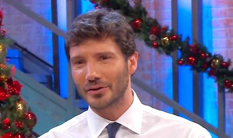 Affari Tuoi a “luci rosse”, Stefano De Martino si lascia andare: la domanda mette in imbarazzo tutti
