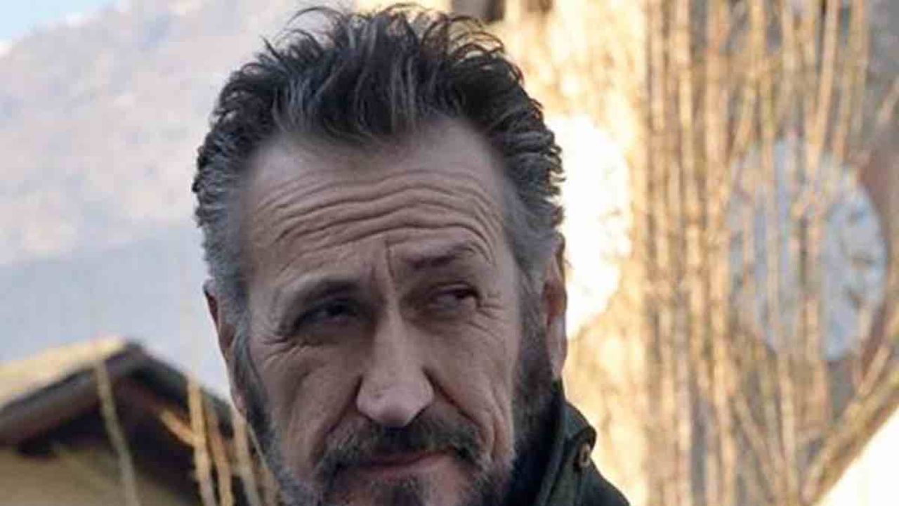 Rocco Schiavone, ripartono le riprese: l’annuncio social dopo l’infortunio di Marco Giallini | FOTO