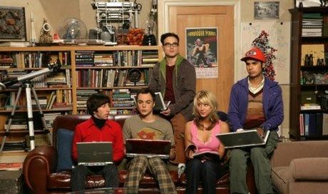 The Big Bang Theory, da domani su Italia 1. In America arriva l’aumento di stipendio per il cast (e una gamba rotta per Kaley Cuoco)