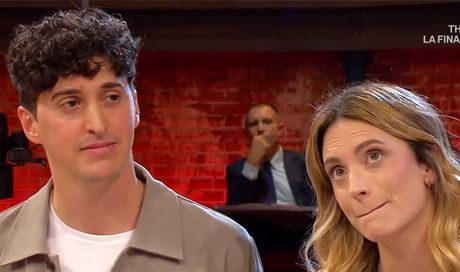 “Qui ci sono 50mila euro”: il compagno di Andrea detta legge ad Affari tuoi, quanto hanno vinto nel giorno di San Valentino
