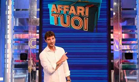 Affari Tuoi, sotto accusa: cosa succede al programma di Stefano De Martino
