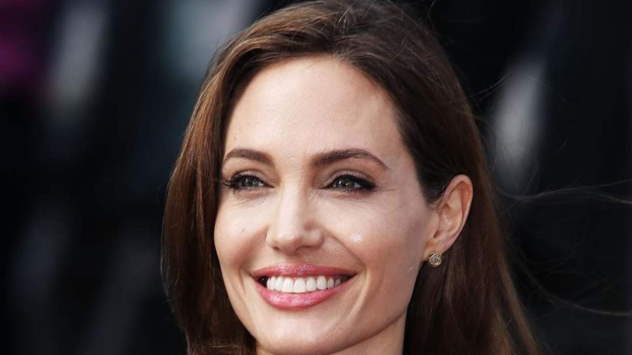 Angelina Jolie incanta Cannes: abito bianco e look minimal. L’attrice è una dea