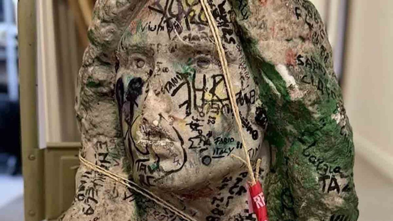 Il busto funerario di Jim Morrison ricompare 37 anni dopo: i fan dei The Doors fanno festa