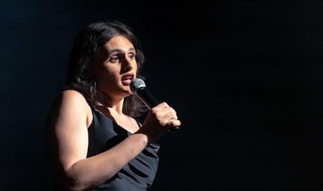 Simonetta Musitano, la stand up comedian a TvBlog: “Propaganda Live cruciale per la mia carriera. Transfobia? Pochi episodi, per fortuna. A Sanremo vorrei fare la co-conduttrice come Geppi Cucciari o Teresa Mannino”