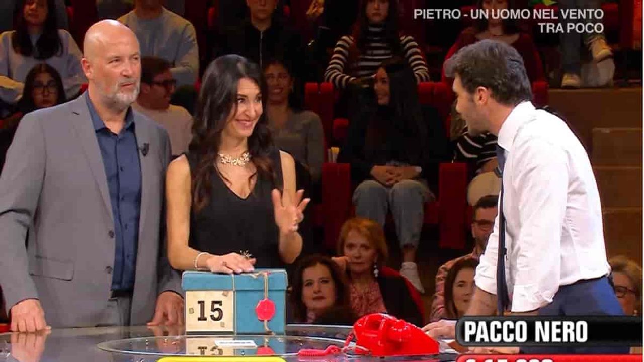 Affari tuoi, finale con “sorpresa” per Elena: la puntata si chiude in modo enigmatico