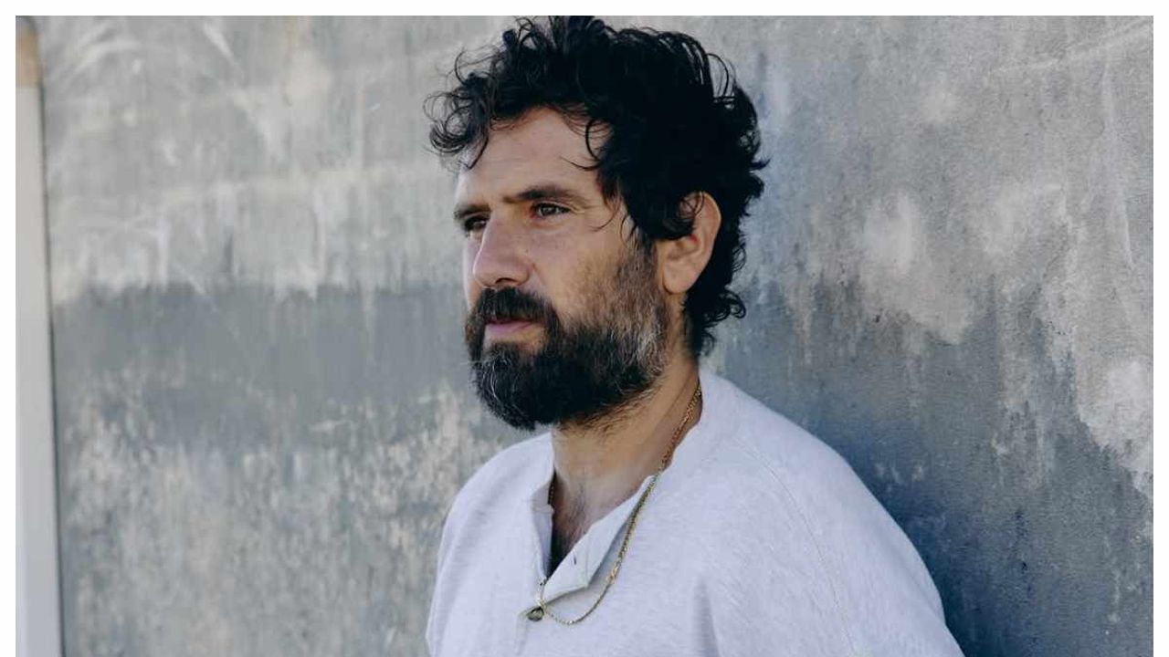Tommaso Paradiso, esordi, studi, fidanzata, il padre assente, la nuova canzone. Tutto sull’ex frontman dei Thegiornalisti