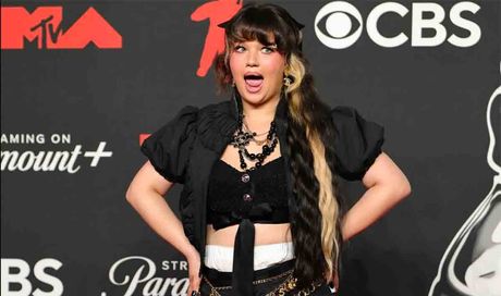 Lola Young sviene sul palco a New York e annuncia una pausa: “Ora sto bene, ma devo fermarmi”