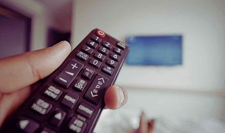 Sulla tua TV c’è un Menu nascosto che cambia tutto: mettiti comodo, potrai vedere quello che vuoi senza attese