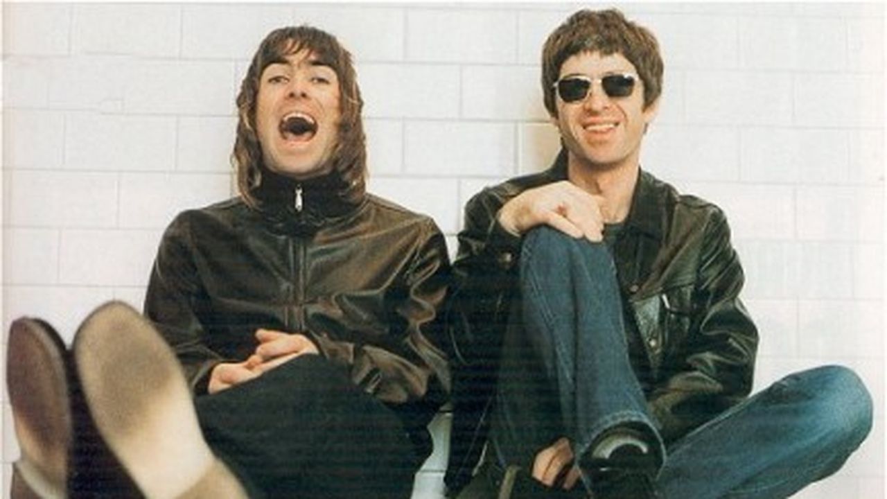 I fratelli Gallagher sempre più ai ferri corti: pur di non incontrarsi, saltano i Brit Awards