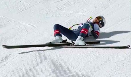 Lindsey Vonn, brutta caduta a Cortina nella discesa olimpica: portata via in elicottero | IL VIDEO DELLA CADUTA