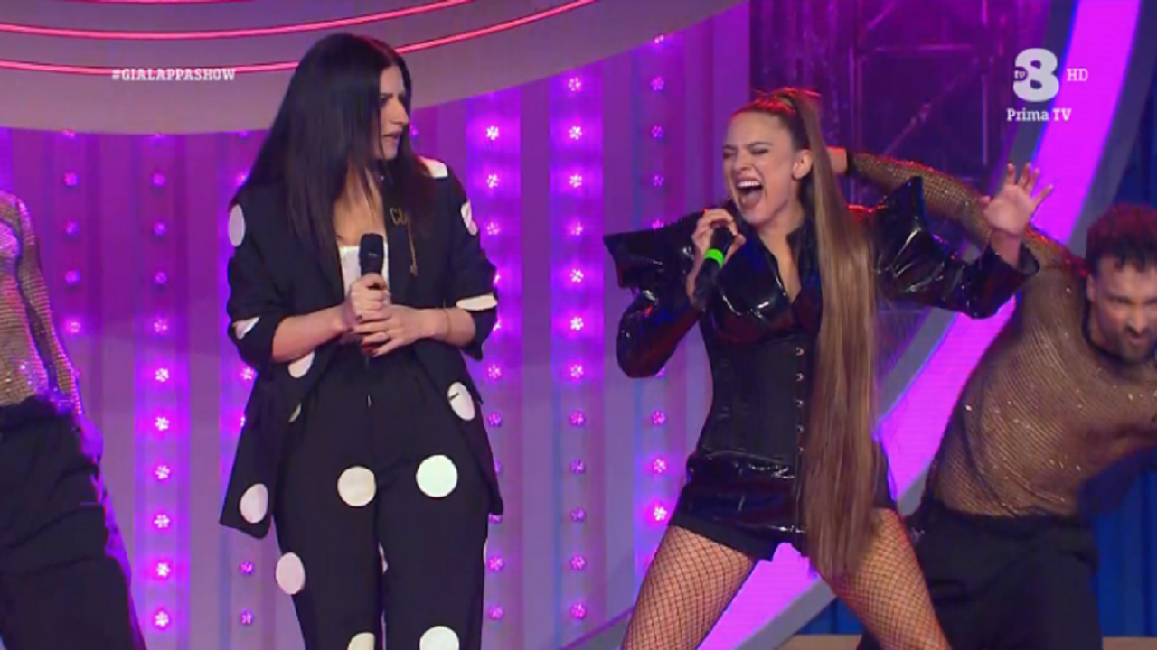 GialappaShow è un miracolo nella televisione italiana. Laura Pausini e Brenda Lodigiani in un numero da urlo, Gigi perfetto in Stefano De Martino