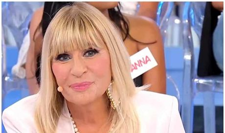 Gemma Galgani elegantissima: la dama del trono over si gode le vacanze lontana dalla Tv
