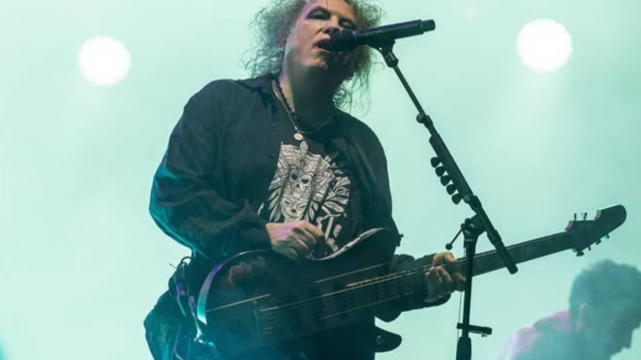 The Cure, cosa si nasconde dietro “Mixes Of A Lost World”: la nuova raccolta di remix e il gesto che commuove