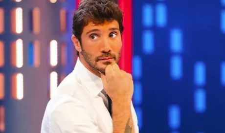 Affari Tuoi si ferma: perché De Martino non va in onda stasera, 16 maggio