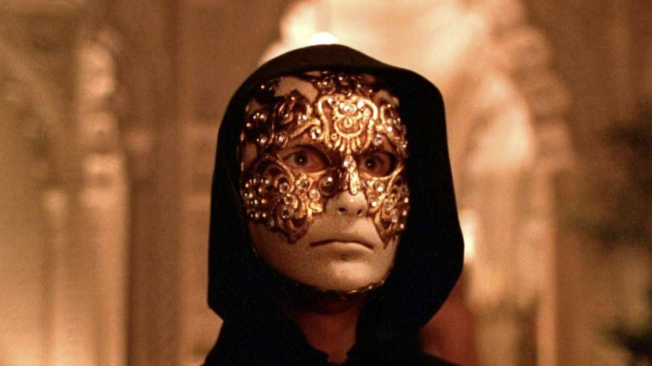 Eyes Wide Shut, 5 curiosità sul capolavoro di Stanley Kubrick: il retroscena sulle posizioni erotiche, i 95 ciak di Cruise, la scelta della coppia