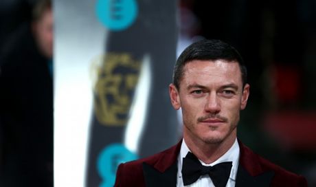 Luke Evans si tira fuori  dal remake/reboot de Il Corvo