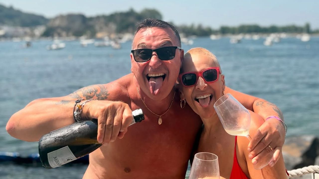 Un Posto al Sole, la foto di Luisa Amatucci (Silvia) e Cosimo Alberti (Sasà) fa boom di like: “Facciamo la linguaccia agli insensibili e ai leoni da tastiera”