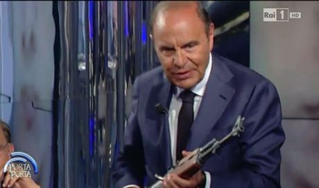 Porta a Porta, Vespa e il kalashnikov nello speciale in stile Voyager sui ‘misteri di Parigi’
