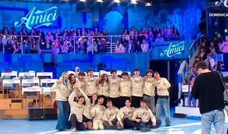 Amici 25, anticipazioni prima puntata del serale: due eliminati, al ballottaggio finale due ballerini di Celentano. La giuria ufficiale e il ruolo di Cattelan
