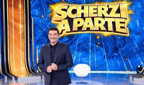Scherzi a Parte torna stasera su Canale 5: storia, scherzi cult, polemiche e il grande test per Max Giusti
