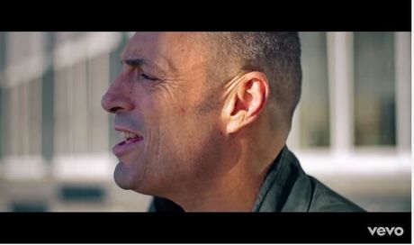 Alex Britti – Stringimi forte amore: testo e video ufficiale