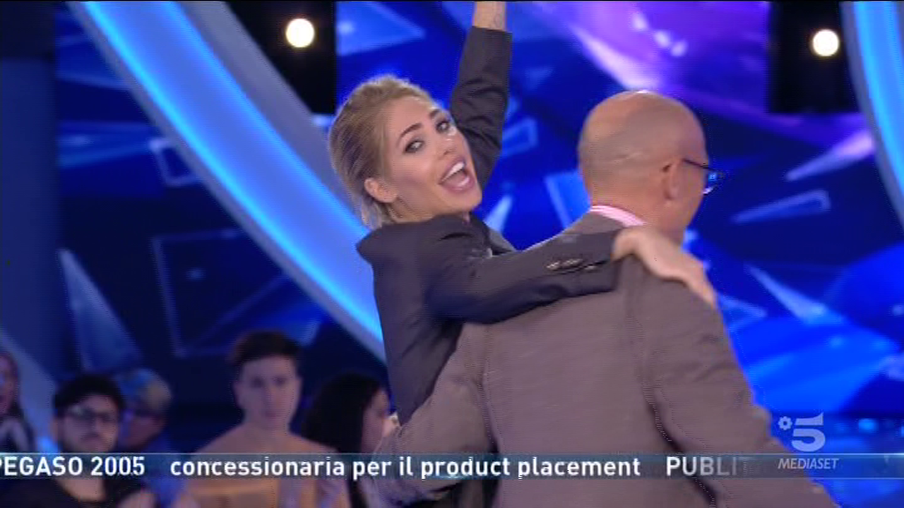 Grande Fratello VIP 2018, gaffe di Ilary Blasi in chiusura della puntata ‘incerottata’: “Sono una rincojonita” (video)