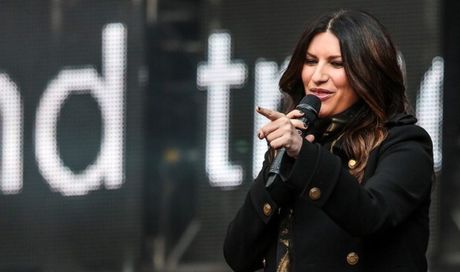 Laura Pausini ospite di Verissimo: “Sanremo? Sarebbe un rischio, metti che arrivo ultima!?”