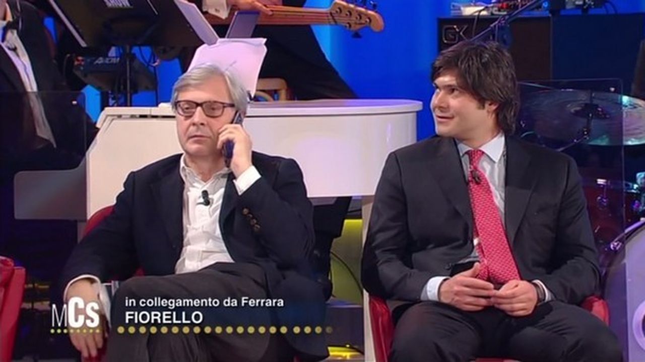 Maurizio Costanzo Show, Sgarbi: “Fiorello cantava Se telefonando, ne ho approfittato per una telefonata”