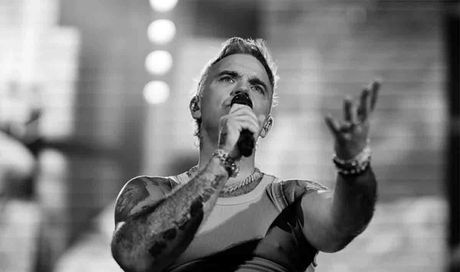 Robbie Williams e gli Oasis: una rivalità lunga trent’anni tra sfide, insulti e rispetto ritrovato