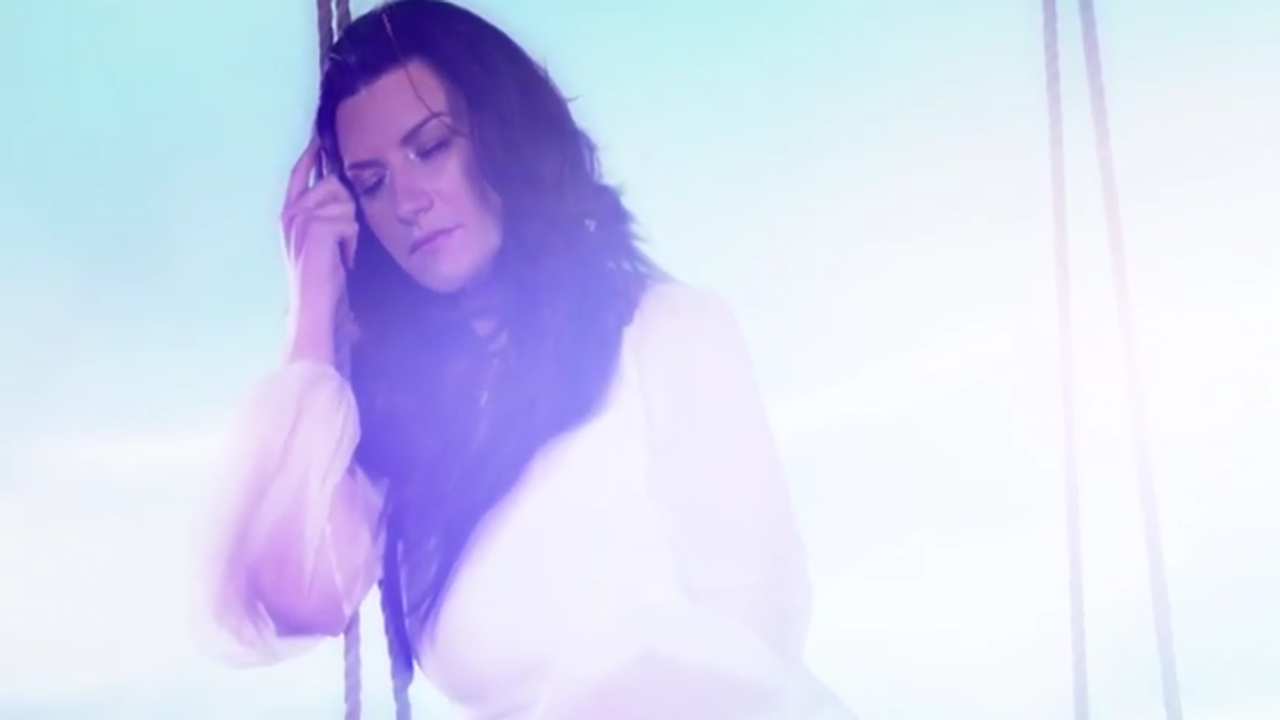 Laura Pausini – Sono solo nuvole: testo e video ufficiale