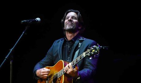 Incidente aereo, morte tragica per Brett James, il cantautore di “Jesus, Take The Wheel”