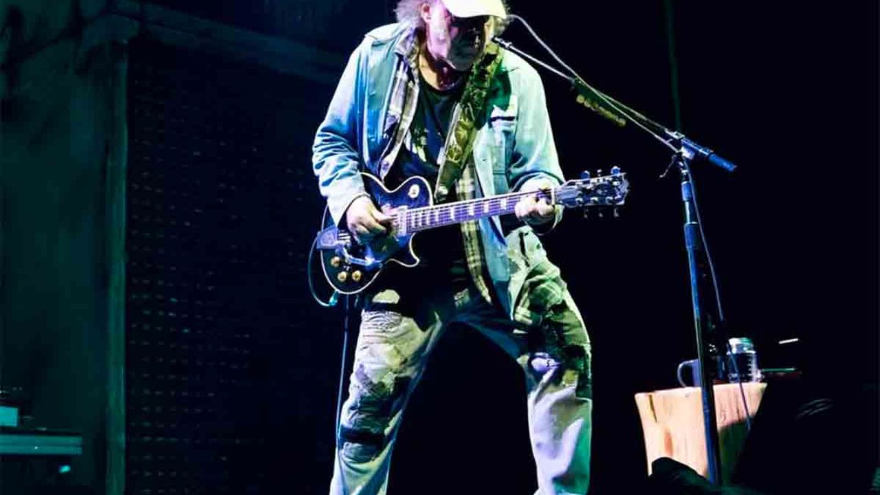 Neil Young contro Donald Trump: il nuovo brano “Big Crime” è un atto di accusa