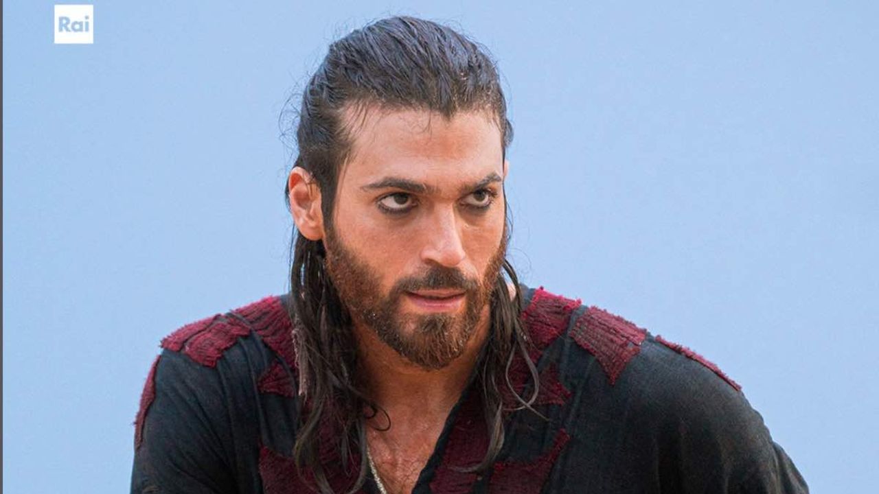 Sandokan si avvicina al 27%. Grande Fratello fatica su Canale 5, Lo Stato delle Cose in crescita su Rai3. I dati Auditel del 15 dicembre 2025