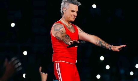 Robbie Williams annuncia il tour ‘Long 90s’: quattro date intime nel Regno Unito nel 2026