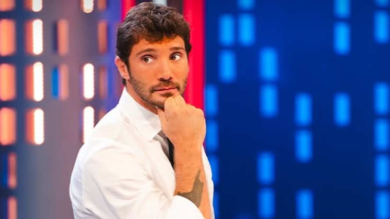 Single o fidanzato? Stefano de Martino (finalmente) rompe il silenzio: la verità del conduttore