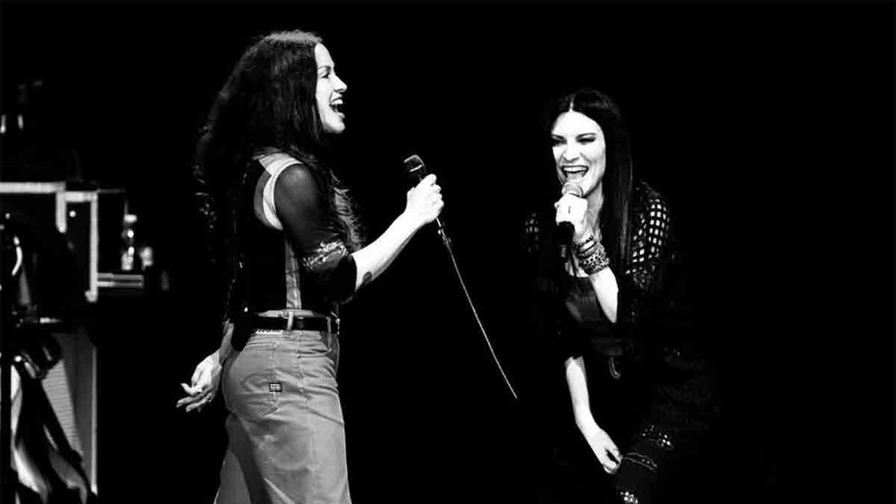 Alanis Morissette e Laura Pausini, emozioni al Roma Summer Fest: il duetto a sorpresa sulle note di “Ironic” | VIDEO