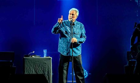 Paura per Sir Tom Jones: concerto cancellato all’ultimo per un’infezione respiratoria