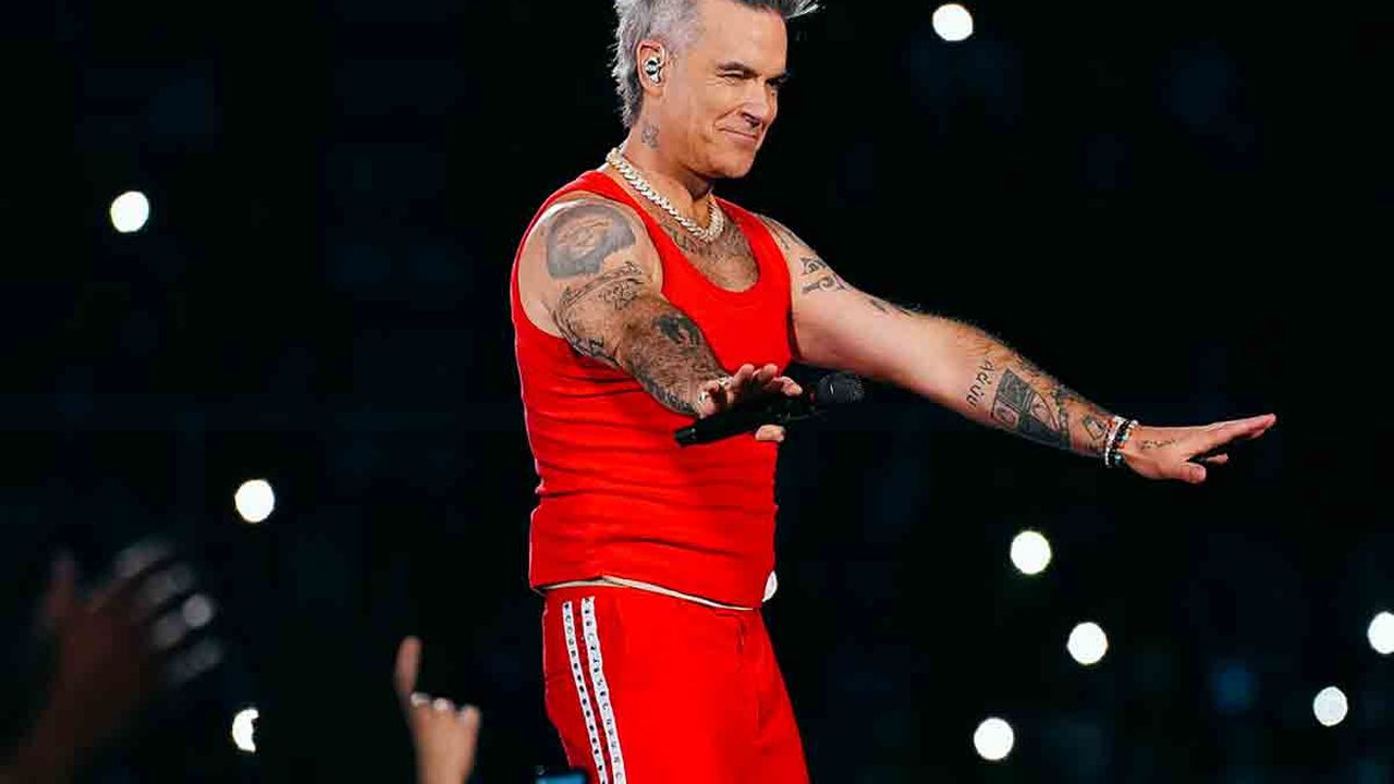Robbie Williams annuncia il tour ‘Long 90s’: quattro date intime nel Regno Unito nel 2026