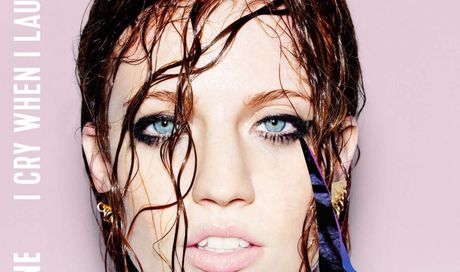 Classifica musica inglese 28 Agosto 2015: Rachel Platten prima nei singoli, Jess Glynne debutta in vetta negli album