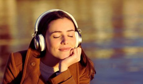 Cosa succede al nostro cervello quando ascoltiamo la musica che ci piace