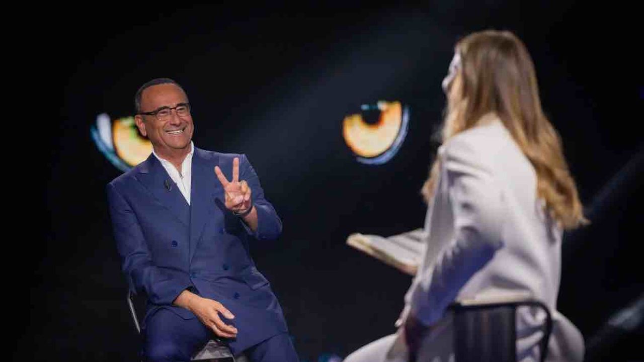 Carlo Conti dopo Sanremo, da giurato ironico a Belva pungente: la “nuova vita” lontano dall’Ariston