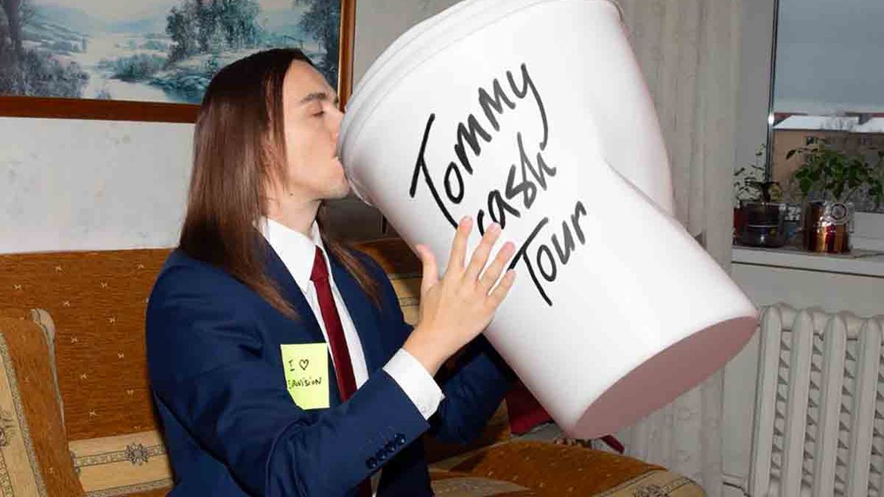Tommy Cash torna con Ok: il nuovo singolo in italiano e tre date live in Italia