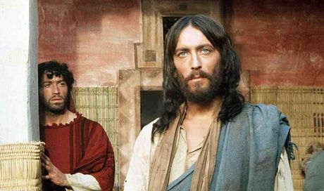 “Gesù di Nazareth”: spunta la rarissima foto di Robert Powell all’età di 81 anni