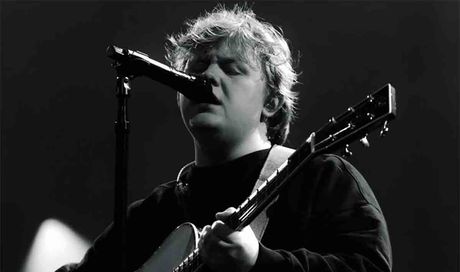 Lewis Capaldi torna a Milano con Survive 2026: emozioni, voce e un ritorno che sa di rinascita