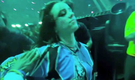 Billie Eilish, regali alla fan che ha difeso la cantante dopo l’aggressione a Miami