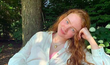 Sadie Sink: “Il mio primo bacio? Sul set di Stranger Things davanti a mia mamma, è stato imbarazzante”